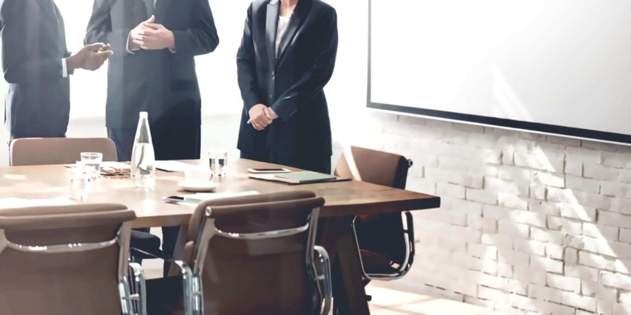 Espace de travail moderne avec ordinateurs et analyses financières